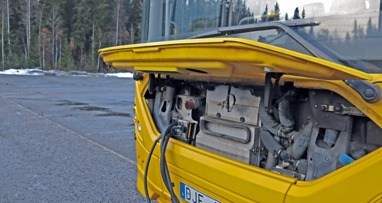 Med en snabbkoppling under motorhuven ansluts elkabel och vattenledningar.